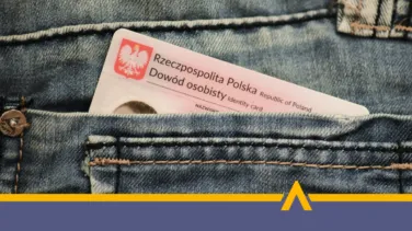 Polski dowód osobisty wystający z tylnej kieszeni jeansów